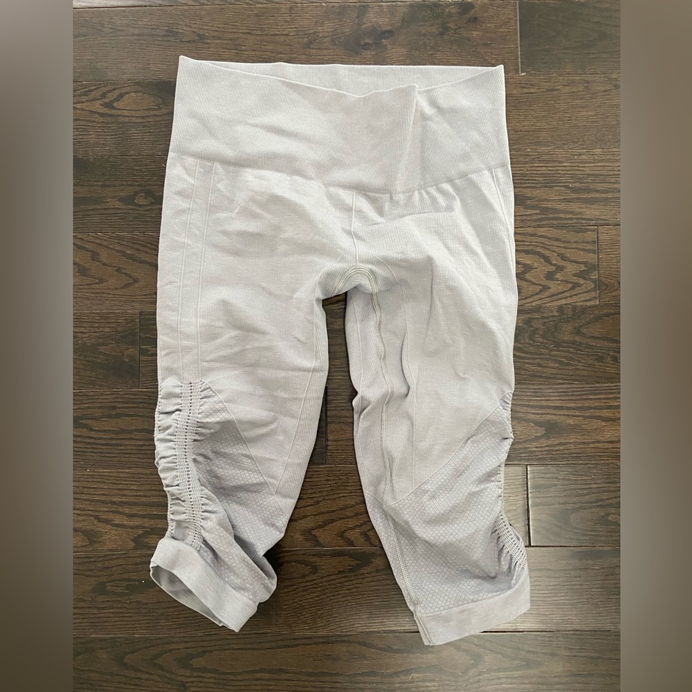 Light gray Lululemon cropped tights size 8